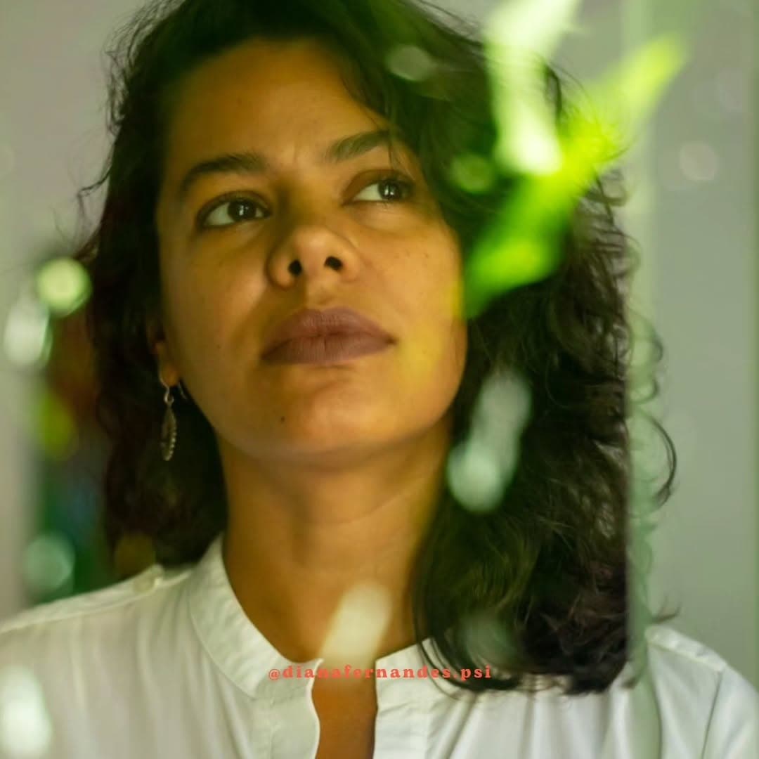 Retrato profissional de Dra. Diana Fernandes em preto e branco